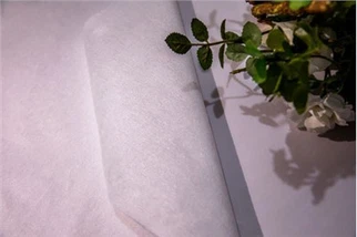 Produto de máscara facial com dobras cruzadas de viscose-